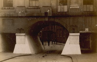 Lincolns Inn Gate, London von English Photographer